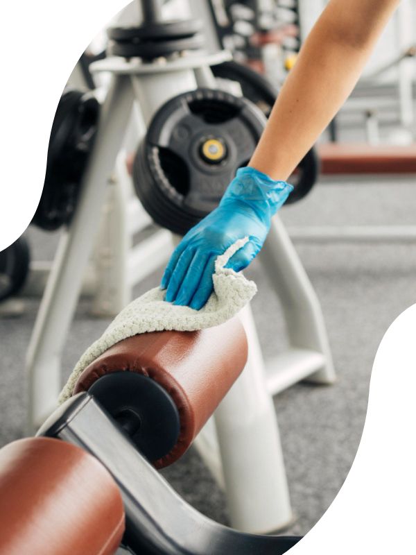 Verschmutztes Fitnessstudio vor der Reinigung