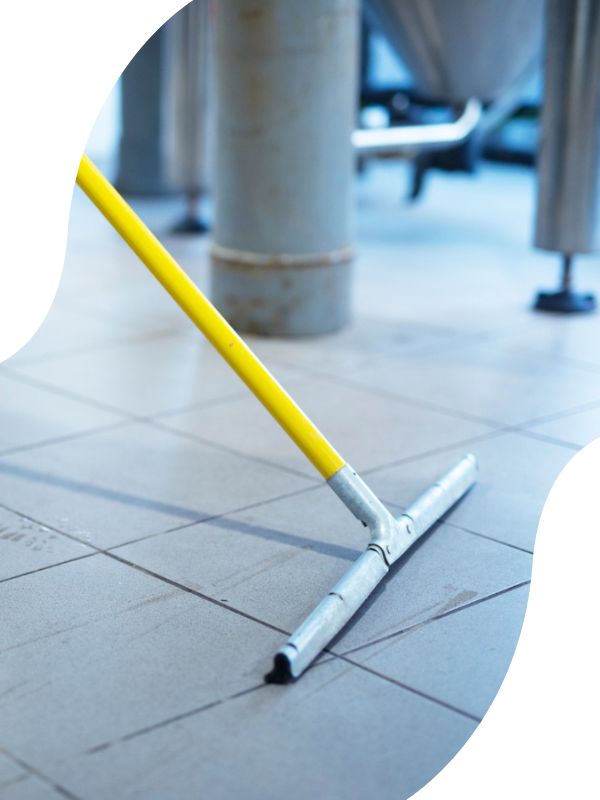 Industriereinigung verschmutzte Werkhalle