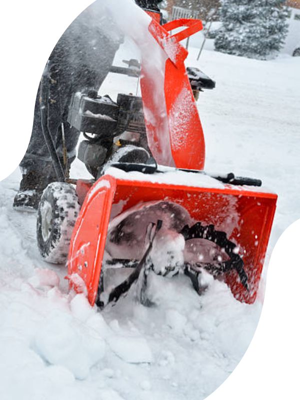 Schneeräumung und Streudienst auf Gehweg
