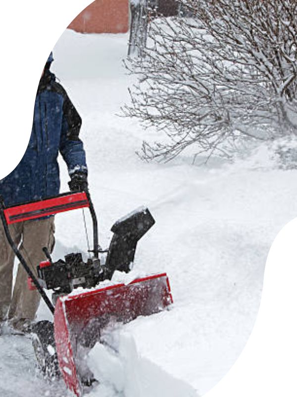 Professioneller Winterdienst bei Einfahrt und Gehweg