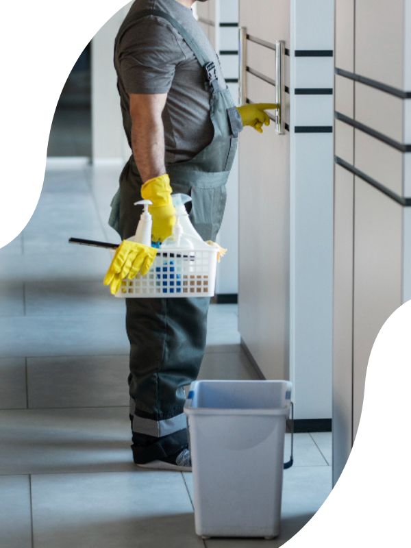 Professionelles Reinigungsteam bei der Arbeit im Hotel